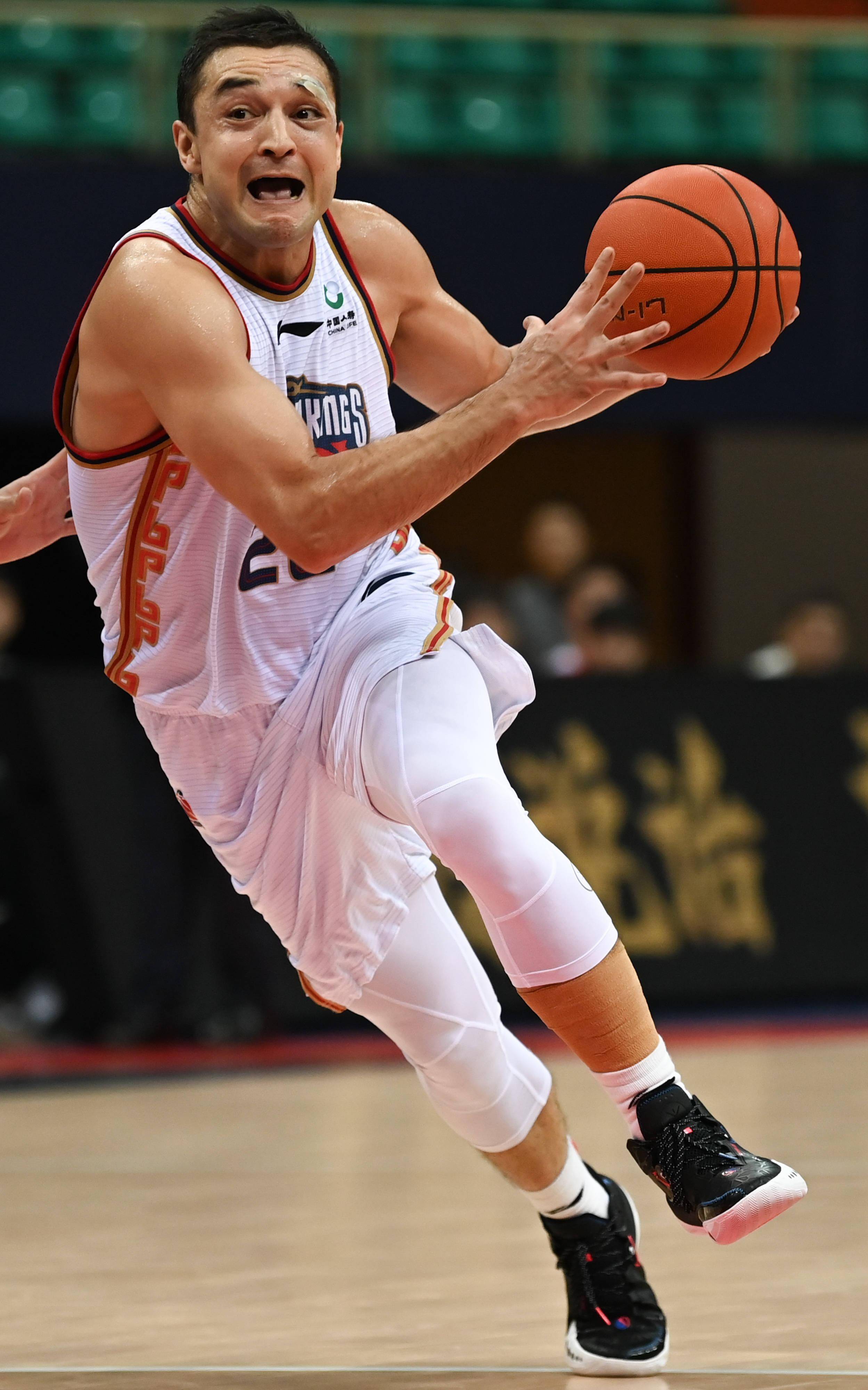 篮球球员突破自我,表现堪称完美 篮球球员突破自我,表现堪称完美