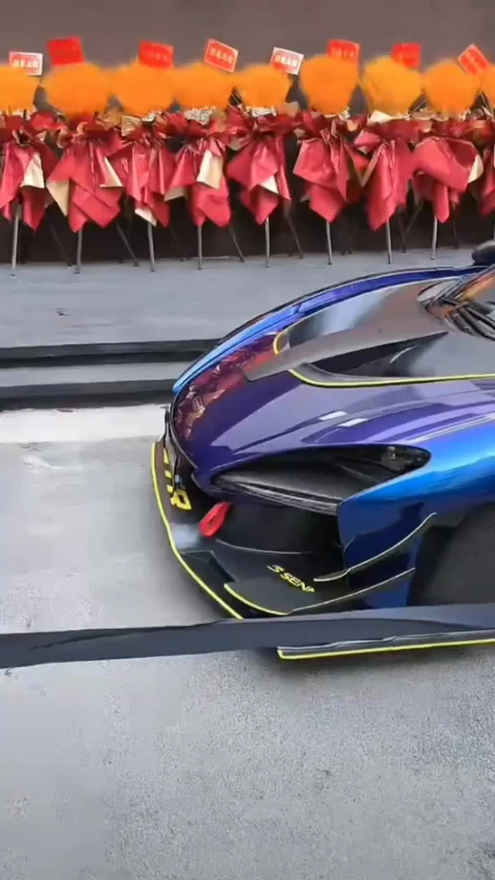 阿斯顿马丁鏖战迈凯伦，塞恩斯惊艳四座