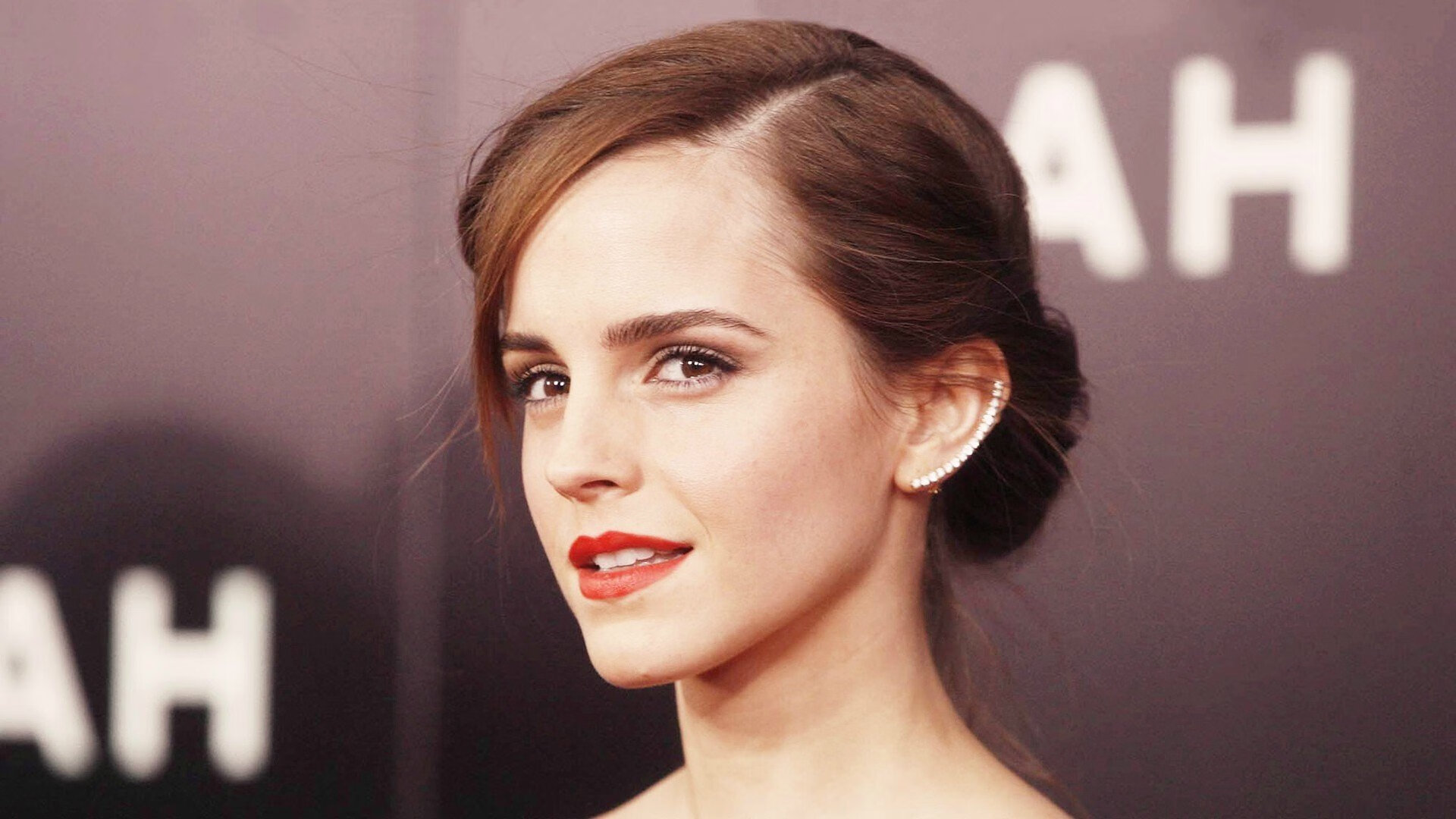 足球的双重胜利，巴萨的商业远征与萨拉赫的千场诗篇