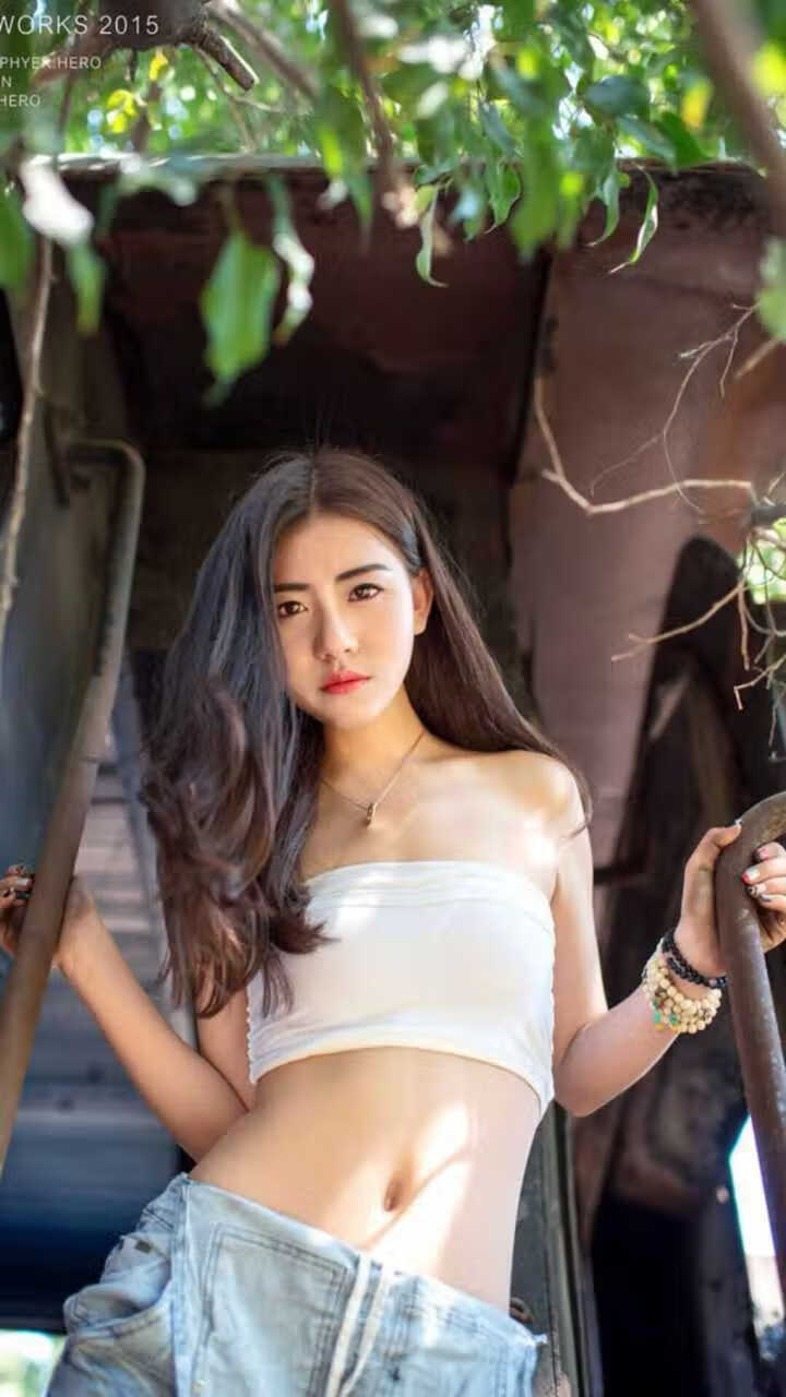 为了实现真正的唯一，我将打破常规叙事，从一个平行宇宙或另类历史的角度切入，构建一个因特殊规则而产生的、独一无二的世界杯故事